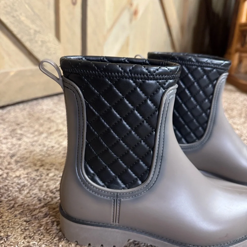 Bernardo Zola taupe color quilted rain boots Made in Brazil Size 7
